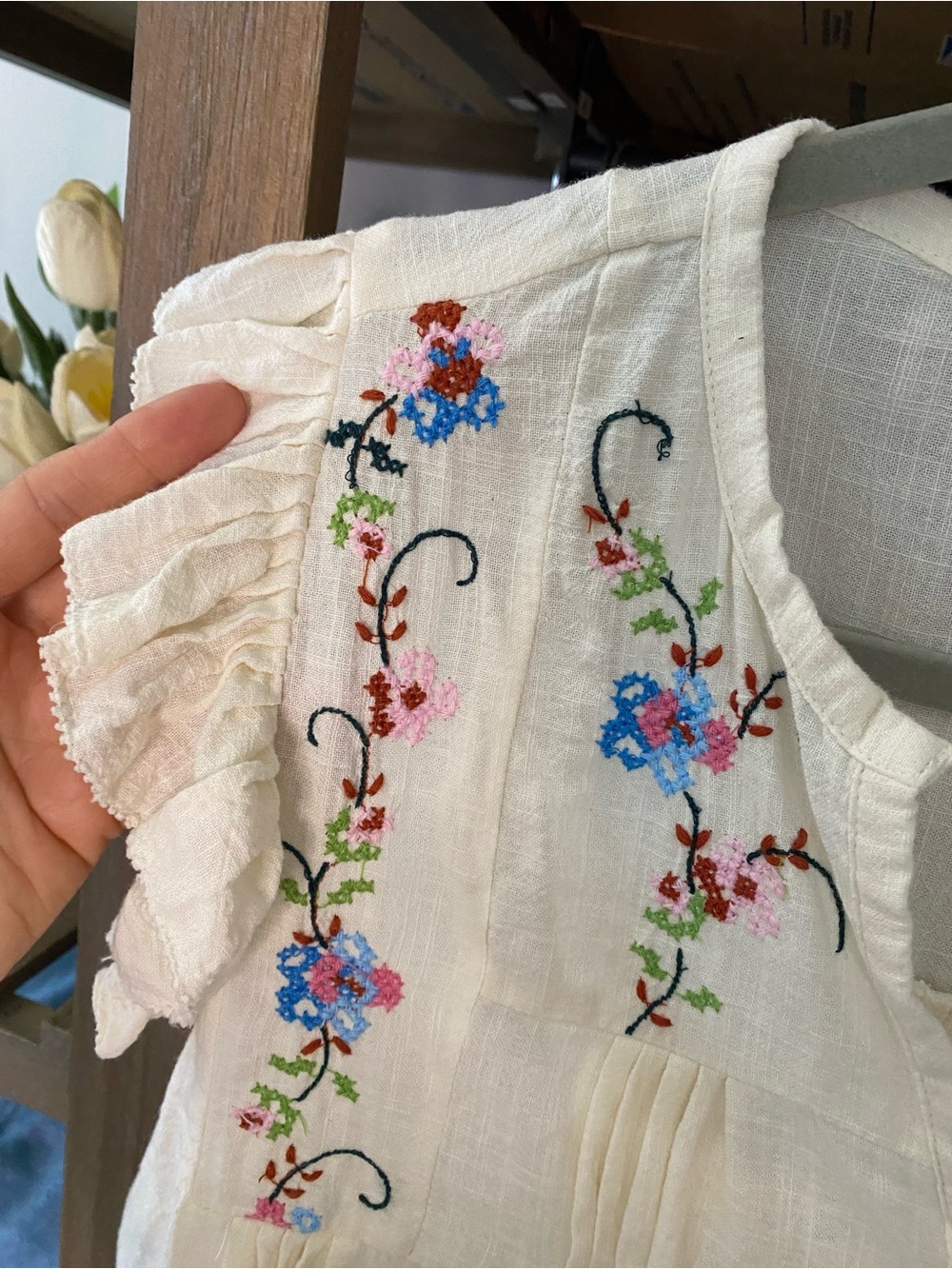 JENNIFER & GRACE Ecru Embroidered Ruffle Sleeve Cotton Top! 🐚 - Picture 9 of 16